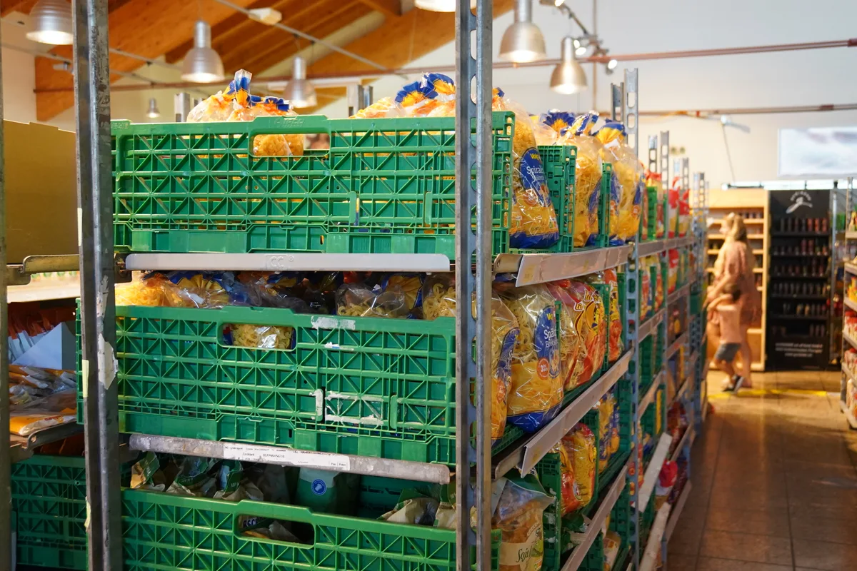 Solche Regale auf Rädern müssen während der verschiedenen Bauphasen oft umplatziert werden.